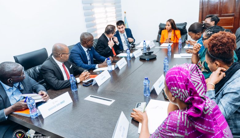 Ce 24 novembre 2025, la Ministre de la Jeunesse et Éveil Patriotique, Mme Grace Emie Kutino, a reçu une délégation du Système des Nations Unies conduite par M. Felipe Paullier